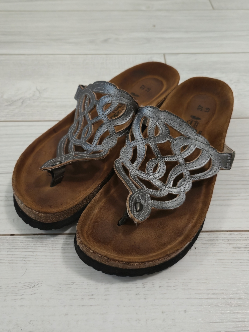 Naot Silver Leather Cutout Thong Sandals Size 37/L6